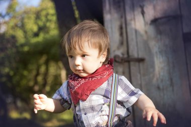 Küçük çocuk bahçede yürüyüş