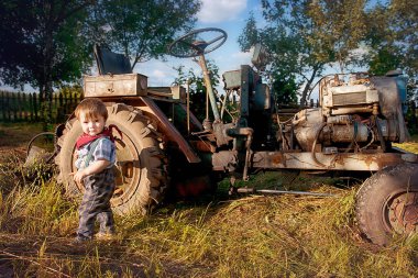 Küçük çocuk bahçede yürüyüş
