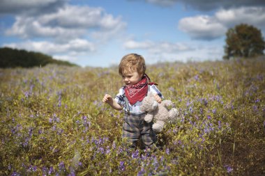 Küçük çocuk bahçede yürüyüş
