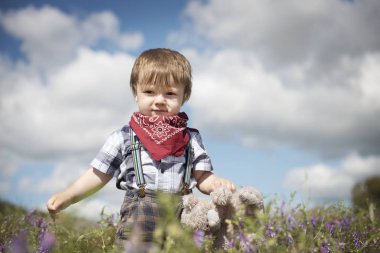 Küçük çocuk bahçede yürüyüş