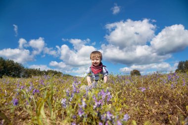 Küçük çocuk bahçede yürüyüş
