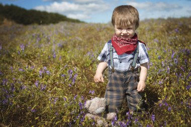 Küçük çocuk bahçede yürüyüş