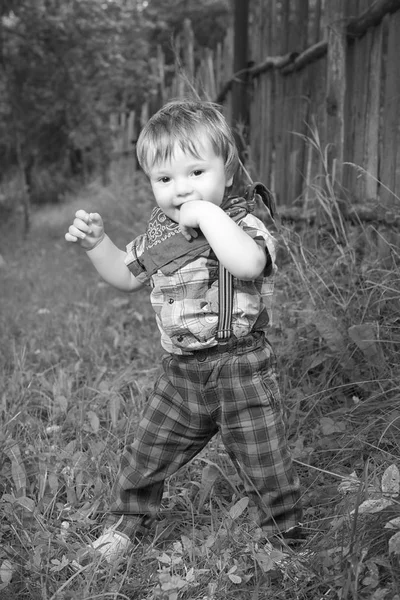 Malý kluk v zahradě — Stock fotografie