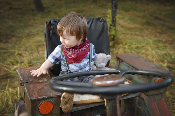 Küçük çocuk bahçede yürüyüş