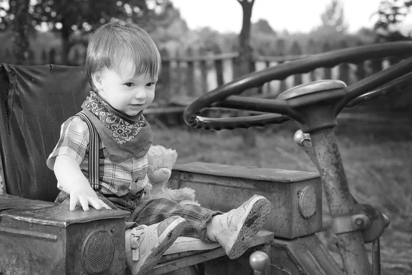 Niño pequeño caminando en el jardín —  Fotos de Stock