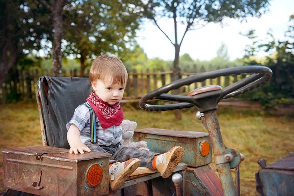 Niño pequeño caminando en el jardín —  Fotos de Stock