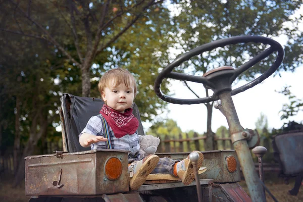 Niño pequeño caminando en el jardín —  Fotos de Stock