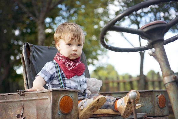 Küçük çocuk bahçede yürüyüş