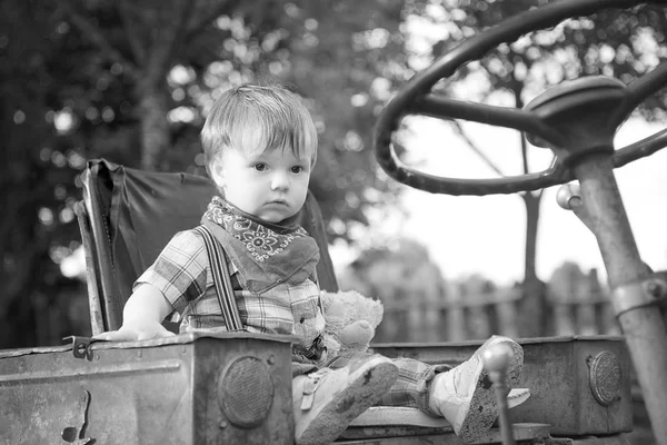 Küçük çocuk bahçede yürüyüş