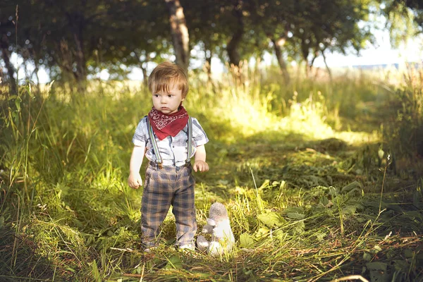 Niño pequeño caminando en el jardín —  Fotos de Stock