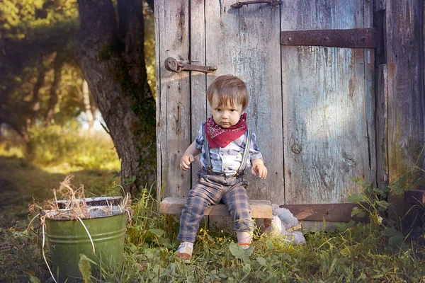 Küçük çocuk bahçede yürüyüş