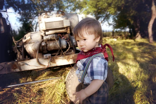 Niño pequeño caminando en el jardín —  Fotos de Stock