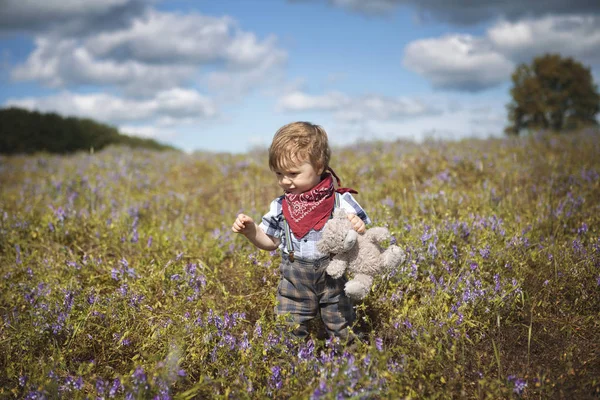 Küçük çocuk bahçede yürüyüş