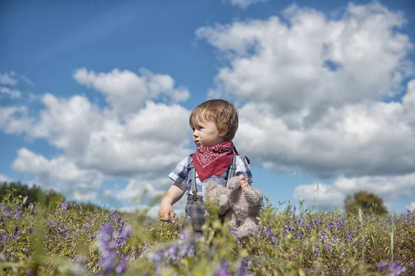 Küçük çocuk bahçede yürüyüş
