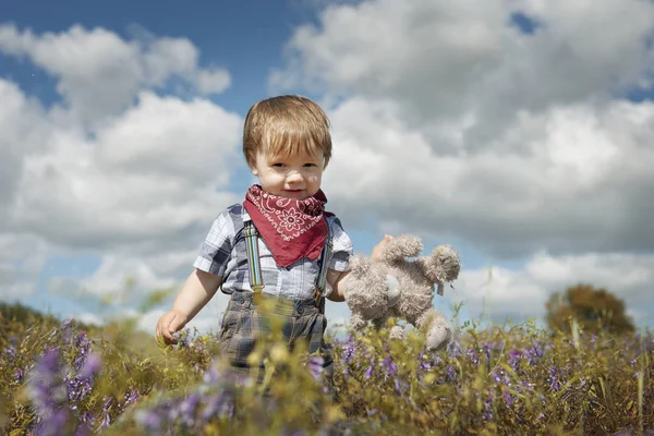 Küçük çocuk bahçede yürüyüş