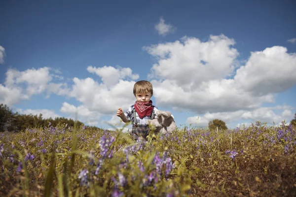 Küçük çocuk bahçede yürüyüş
