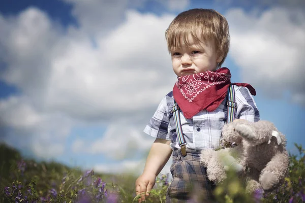 Küçük çocuk bahçede yürüyüş