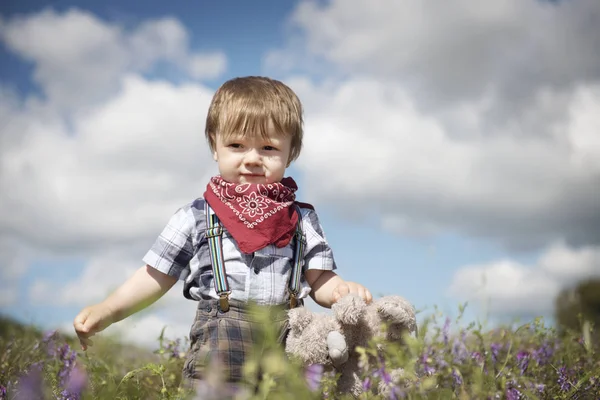 Küçük çocuk bahçede yürüyüş