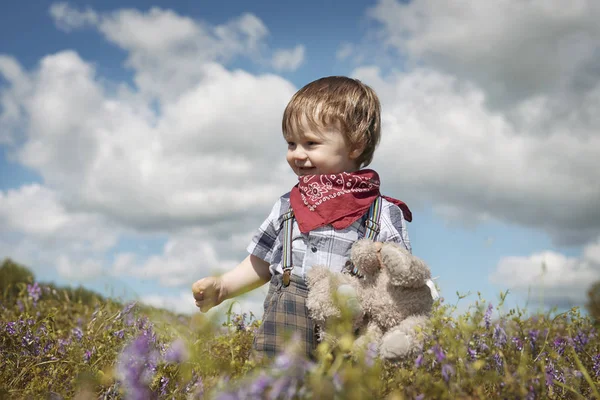 Küçük çocuk bahçede yürüyüş