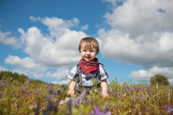 Küçük çocuk bahçede yürüyüş