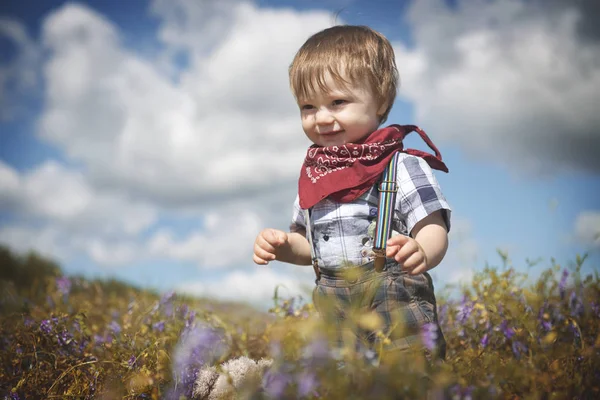 Küçük çocuk bahçede yürüyüş