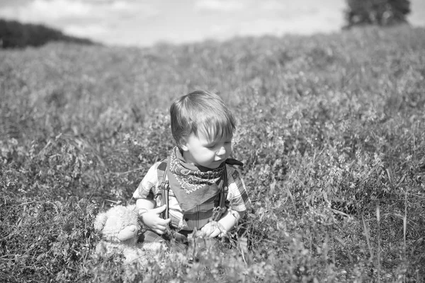 Niño pequeño caminando en el jardín —  Fotos de Stock