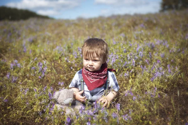 Küçük çocuk bahçede yürüyüş