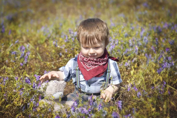 Küçük çocuk bahçede yürüyüş
