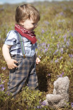 Küçük çocuk bahçede yürüyüş