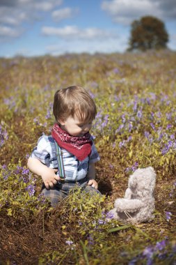Küçük çocuk bahçede yürüyüş