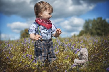 Küçük çocuk bahçede yürüyüş