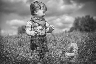 Küçük çocuk bahçede yürüyüş