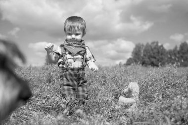 Küçük çocuk bahçede yürüyüş