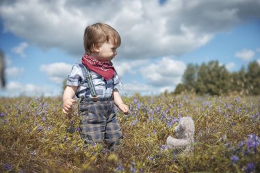 Küçük çocuk bahçede yürüyüş