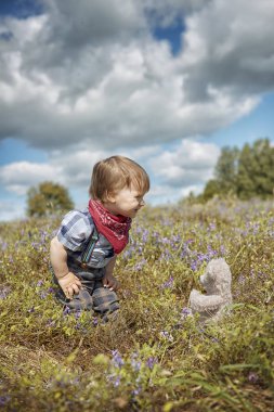 Küçük çocuk bahçede yürüyüş