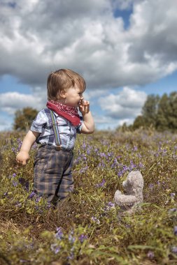Küçük çocuk bahçede yürüyüş
