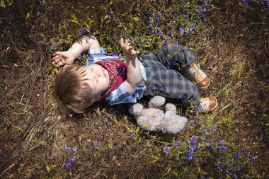 Küçük çocuk bahçede yürüyüş