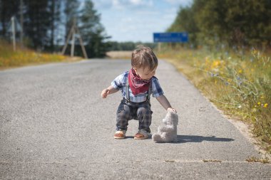 Küçük çocuk bahçede yürüyüş