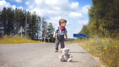 Küçük çocuk bahçede yürüyüş