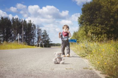Küçük çocuk bahçede yürüyüş