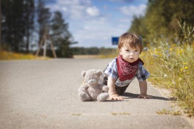 Küçük çocuk bahçede yürüyüş