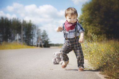 Küçük çocuk bahçede yürüyüş