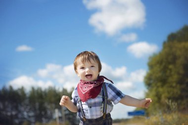 Küçük çocuk bahçede yürüyüş