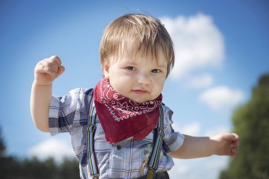 Küçük çocuk bahçede yürüyüş