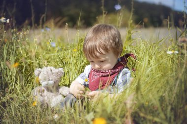 Küçük çocuk bahçede yürüyüş