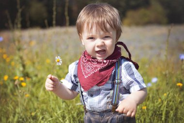 Küçük çocuk bahçede yürüyüş