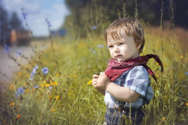 Küçük çocuk bahçede yürüyüş