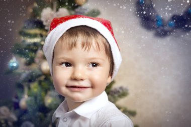 Küçük bir çocuk ile bir at-sallanan Noel ağacının etrafında çalış