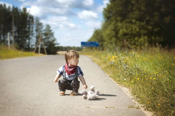 Küçük çocuk bahçede yürüyüş