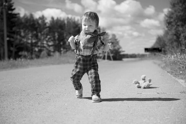 Niño pequeño caminando en el jardín —  Fotos de Stock